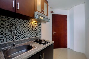 Room | Private kitchen | Fridge, stovetop, cookware/dishes/utensils - Simple And Comfort Studio Apartment At Mangga Dua Residence (Jakarta)