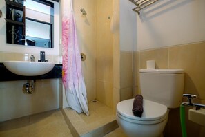 Room | Bathroom | Shower, free toiletries, towels