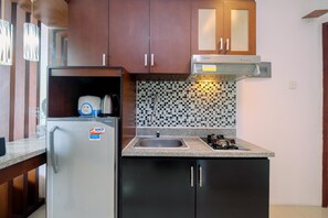 Room | Private kitchen | Fridge, stovetop, cookware/dishes/utensils