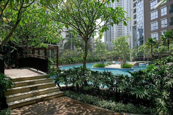 Una piscina al aire libre