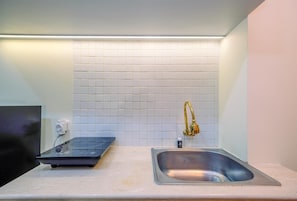 Room | Private kitchen | Fridge, stovetop, cookware/dishes/utensils