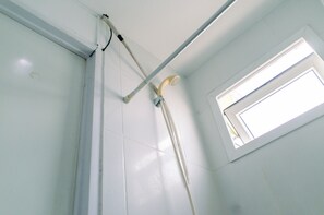 Room | Bathroom | Shower, free toiletries, towels - Comfort Studio Apartment Aeropolis Residence (Tangerang)