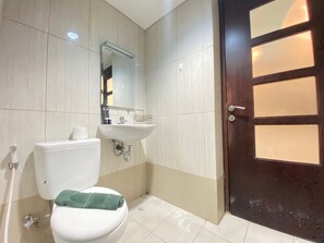 Room | Bathroom | Shower, free toiletries, towels