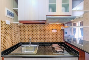 Zimmer | Eigene Küche | Kühlschrank, Herdplatte, Kochgeschirr/Geschirr/Besteck