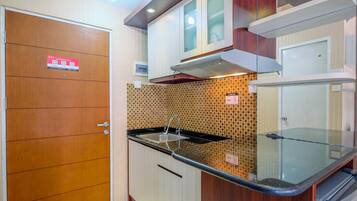 Room | Private kitchen | Fridge, stovetop, cookware/dishes/utensils