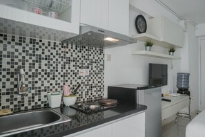 Room | Private kitchen | Fridge, stovetop, cookware/dishes/utensils - Compact Studio At Bassura City Apartment (Jakarta)