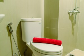 Chambre | Salle de bain | Douche, articles de toilette (gratuits), serviettes fournies
