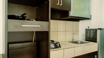 Room | Private kitchen | Fridge, stovetop, cookware/dishes/utensils