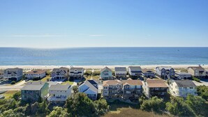 Un quartier résidentiel situé sur la côte, où les maisons sont construites juste à côté de la plage.