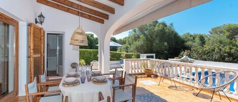 تناول الطعام بالخارج