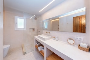 Bathtub, hair dryer, bidet, towels - Exclusive villa in binibeca with private pool (IB)