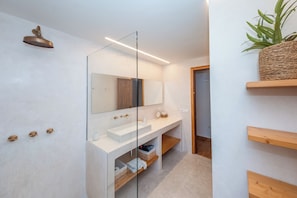 Baignoire, sèche-cheveux, bidet, serviettes fournies