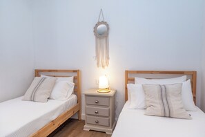 3 chambres, coffres-forts dans les chambres, fer et planche à repasser