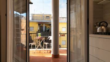 Deluxe Studio | Living area