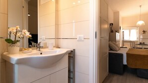 Deluxe Studio | Bathroom - The Best Rent-Flat near Numidio Quadrato (Rome)