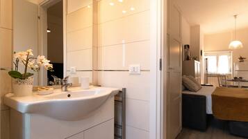 Deluxe Studio | Bathroom