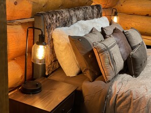 4 bedrooms, iron/ironing board, travel crib, free WiFi - 2,500 sqft Log Lodge — a retreat between Denali and Fairbanks (Nenana)