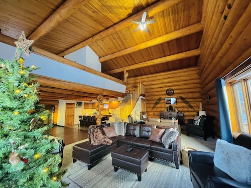 2,500 sqft Log Lodge — a retreat between Denali and Fairbanks