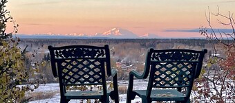 2,500 sqft Log Lodge — a retreat between Denali and Fairbanks