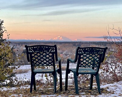 2,500 sqft Log Lodge — a retreat between Denali and Fairbanks