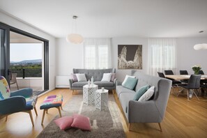 Smart TV, fireplace, DVD player, table football