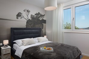 4 bedrooms, desk, soundproofing, iron/ironing board