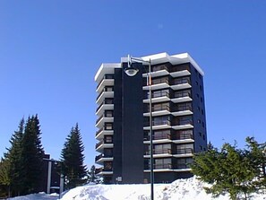 Un edificio a più piani dal design moderno, con balconi su ogni piano.