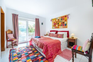 5 bedrooms, free WiFi, bed sheets