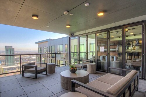 Self Check-In-Washer-Dryer-4KSmart TV-King Bed-Gym