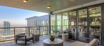 Self Check-In-Washer-Dryer-4KSmart TV-King Bed-Gym