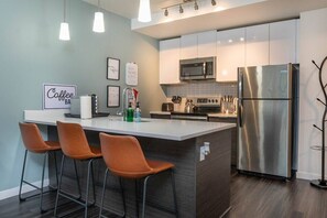 Frigorifero, microonde, forno, piano cottura