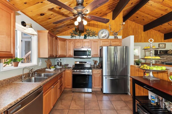 Coffee/tea maker, fridge, microwave, oven