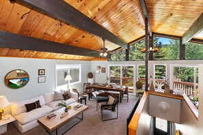 Télévision, cheminée, livres