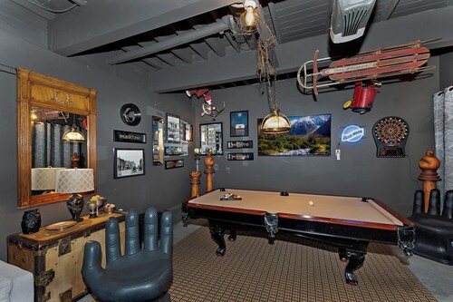 Wonderful Moonridge Location! Mountain Views! Hot Tub! Pool Table! Spacious Deck!