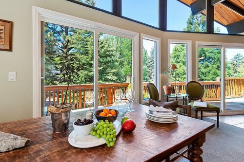 Chalet Onyx by Destination Big Bear : Wonderful Moonridge Location! Mountain Views! Hot Tub! Pool Table!