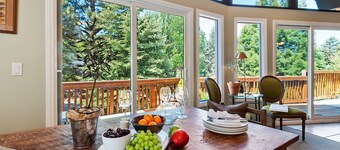 Chalet Onyx by Destination Big Bear : Wonderful Moonridge Location! Mountain Views! Hot Tub! Pool Table!