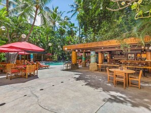 Outdoor dining - Waikīkī Studio w/Kitchenette - Bamboo Waikīkī Hotel #208 (Honolulu)