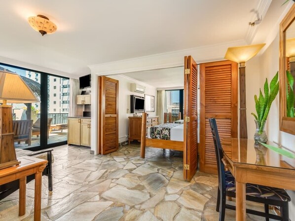 1 bedroom, desk - 1 Bedroom Tiki Terrace Suite - Bamboo Waikīkī Hotel #903 (Honolulu)