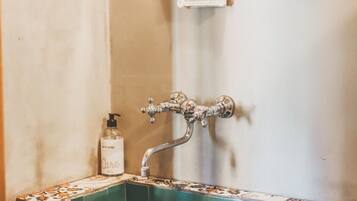 Badewanne, Haartrockner, Handtücher, Seife