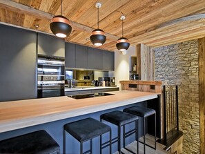 Kühlschrank, Geschirrspüler, Wasserkocher mit Kaffee-/Teezubehör