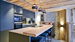 Coffee/tea maker, fridge, dishwasher - Luxury Apartment with Spa Access in Les Allues (Méribel)