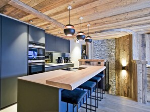 Kühlschrank, Geschirrspüler, Wasserkocher mit Kaffee-/Teezubehör