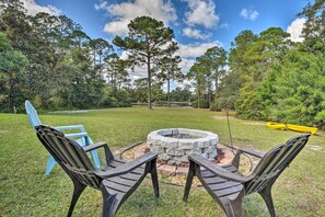 Property grounds - Deltona Lake House, Day Trip to Disney & Universal (Deltona)