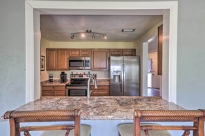 Fridge, microwave, stovetop, dishwasher - Deltona Lake House, Day Trip to Disney & Universal (Deltona)