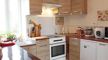 Fridge, microwave, oven, dishwasher