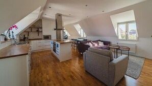 Een modern loftappartement met keuken, eethoek en woonkamer.