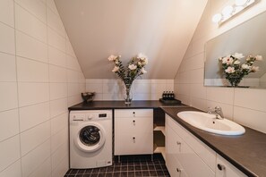 Apartment, 2 Bedrooms | Bathroom | Shower, towels