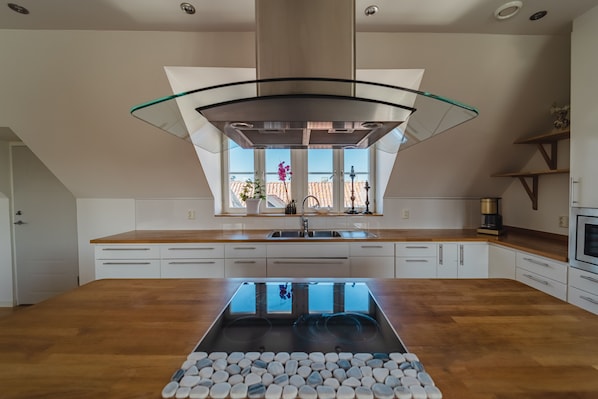 Apartment, 2 Bedrooms | Private kitchen | Fridge, microwave, oven, stovetop