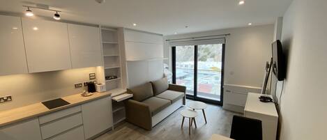 Smart TV, libros y videoteca