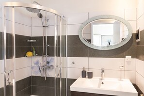 Shower, hair dryer, towels